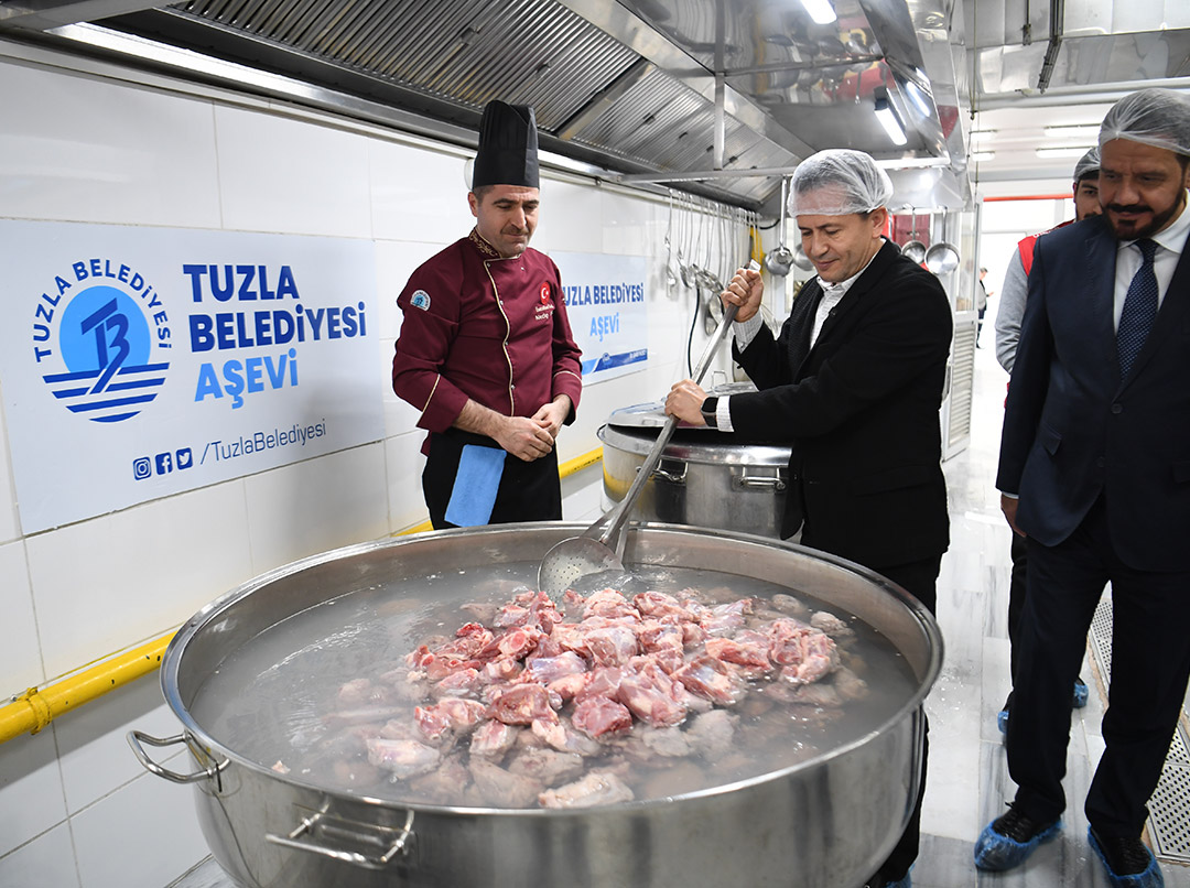 Tuzla Belediyesi Aşevi, 5 Bin Vatandaşa Sıcak Yemek Ulaştırıyor
